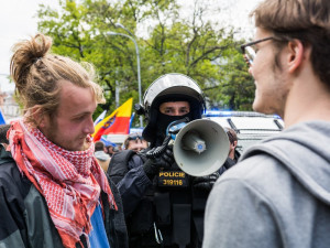 Brnem pochodovala krajní pravice. Odpůrci odpovídali bubnováním a zpěvem, Autor: Tomáš Hrivňák