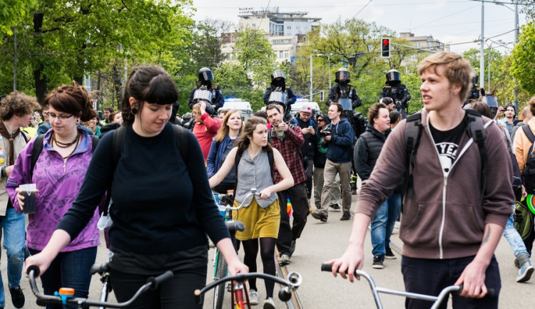 Brnem pochodovala krajní pravice. Odpůrci odpovídali bubnováním a zpěvem,Autor: Tomáš Hrivňák
