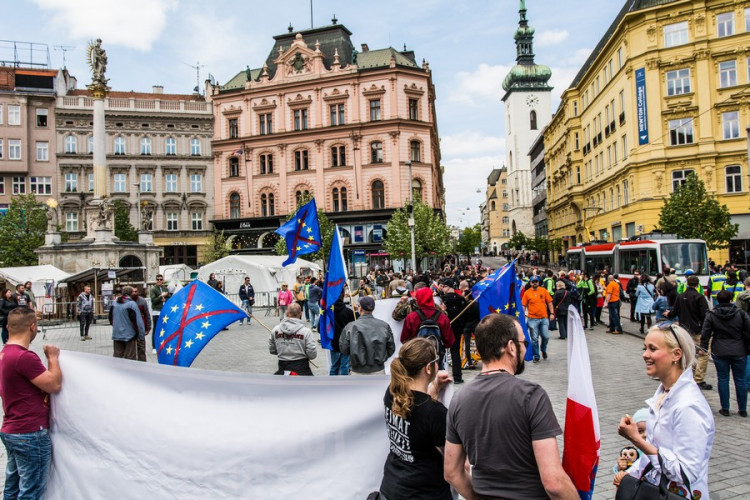 Brnem pochodovala krajní pravice. Odpůrci odpovídali bubnováním a zpěvem, Autor: Tomáš Hrivňák
