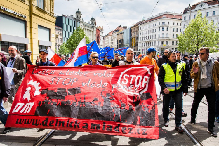 Brnem pochodovala krajní pravice. Odpůrci odpovídali bubnováním a zpěvem, Autor: Tomáš Hrivňák