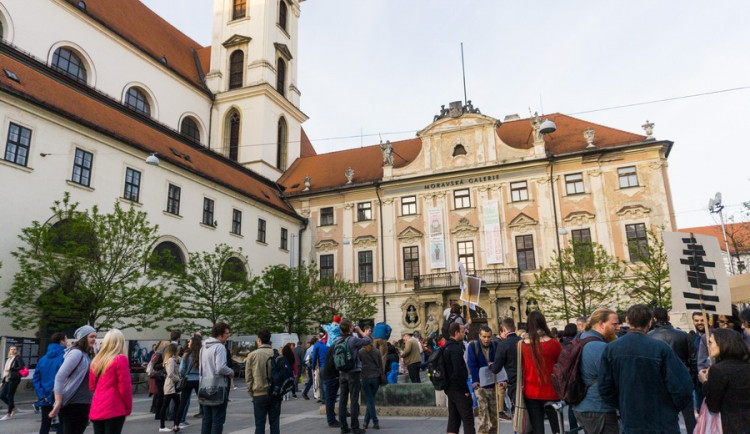 Proč? Proto! Pokojná demonstrace se ze Svoboďáku přesunula na Moravák. Za kulturou. Autor: Tomáš Hrivňák