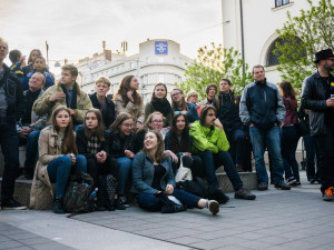 Proč? Proto! Pokojná demonstrace se ze Svoboďáku přesunula na Moravák. Za kulturou. Autor: Tomáš Hrivňák