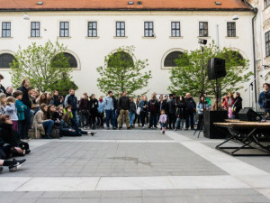 Proč? Proto! Pokojná demonstrace se ze Svoboďáku přesunula na Moravák. Za kulturou. Autor: Tomáš Hrivňák