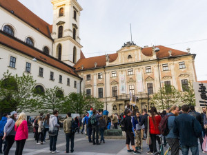 Proč? Proto! Pokojná demonstrace se ze Svoboďáku přesunula na Moravák. Za kulturou. Autor: Tomáš Hrivňák