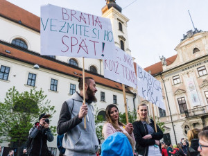 Proč? Proto! Pokojná demonstrace se ze Svoboďáku přesunula na Moravák. Za kulturou. Autor: Tomáš Hrivňák