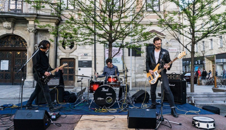 Proč? Proto! Pokojná demonstrace se ze Svoboďáku přesunula na Moravák. Za kulturou. Autor: Tomáš Hrivňák