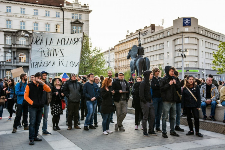 Proč? Proto! Pokojná demonstrace se ze Svoboďáku přesunula na Moravák. Za kulturou. Autor: Tomáš Hrivňák