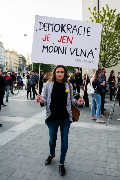 Proč? Proto! Pokojná demonstrace se ze Svoboďáku přesunula na Moravák. Za kulturou. Autor: Tomáš Hrivňák