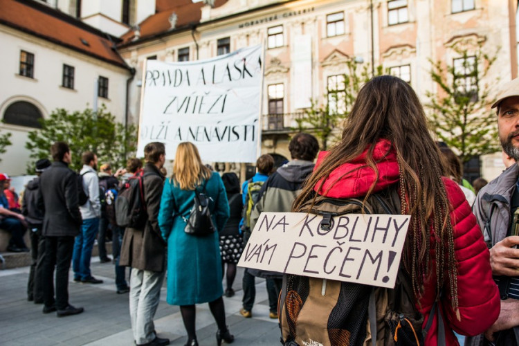 Proč? Proto! Pokojná demonstrace se ze Svoboďáku přesunula na Moravák. Za kulturou. Autor: Tomáš Hrivňák