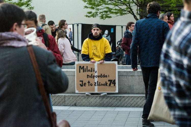 Proč? Proto! Pokojná demonstrace se ze Svoboďáku přesunula na Moravák. Za kulturou. Autor: Tomáš Hrivňák