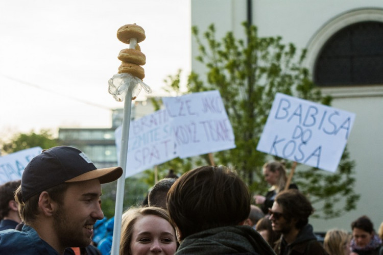 Proč? Proto! Pokojná demonstrace se ze Svoboďáku přesunula na Moravák. Za kulturou. Autor: Tomáš Hrivňák