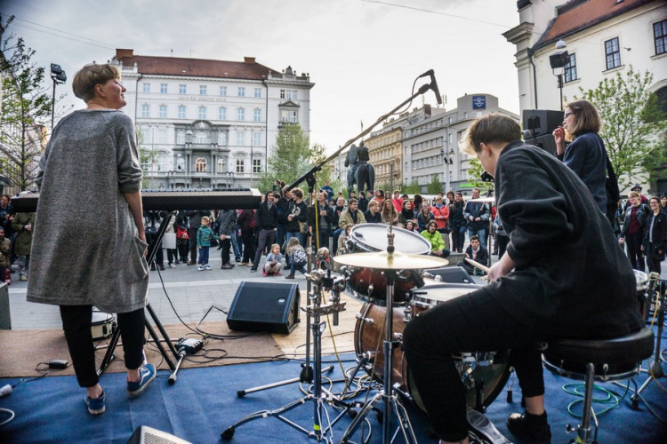 Proč? Proto! Pokojná demonstrace se ze Svoboďáku přesunula na Moravák. Za kulturou. Autor: Tomáš Hrivňák