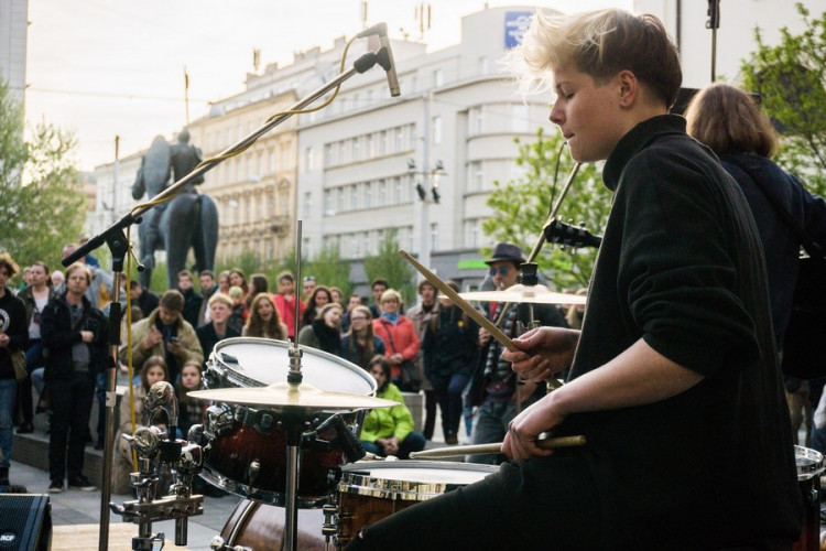 Proč? Proto! Pokojná demonstrace se ze Svoboďáku přesunula na Moravák. Za kulturou. Autor: Tomáš Hrivňák