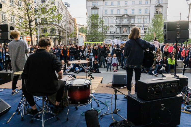 Proč? Proto! Pokojná demonstrace se ze Svoboďáku přesunula na Moravák. Za kulturou. Autor: Tomáš Hrivňák
