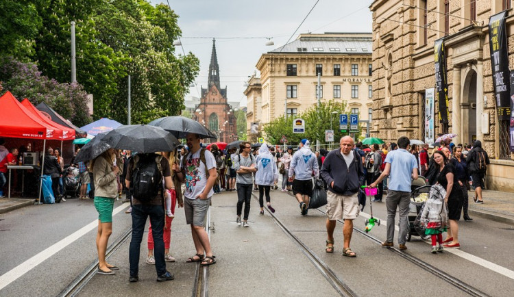 Husova ožila dešti navzdory, na Kmeny se stála fronta. Autor: Tomáš Hrivňák