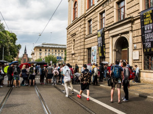 Husova ožila dešti navzdory, na Kmeny se stála fronta. Autor: Tomáš Hrivňák