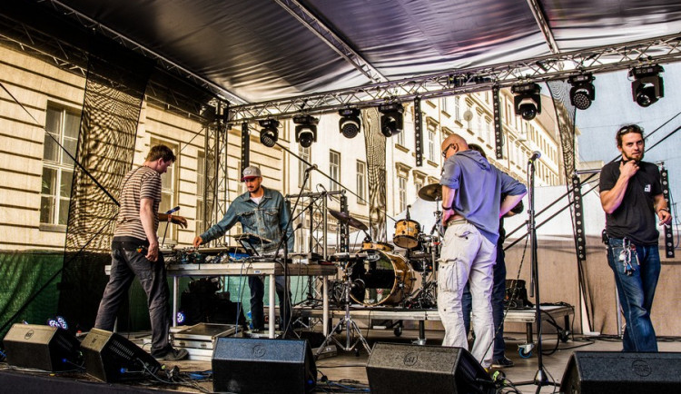 Husova ožila dešti navzdory, na Kmeny se stála fronta. Autor: Tomáš Hrivňák