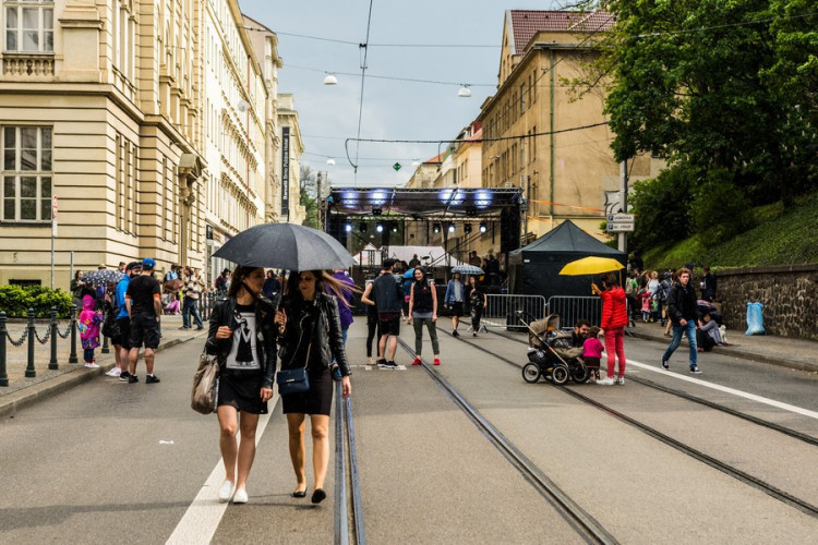 Husova ožila dešti navzdory, na Kmeny se stála fronta. Autor: Tomáš Hrivňák