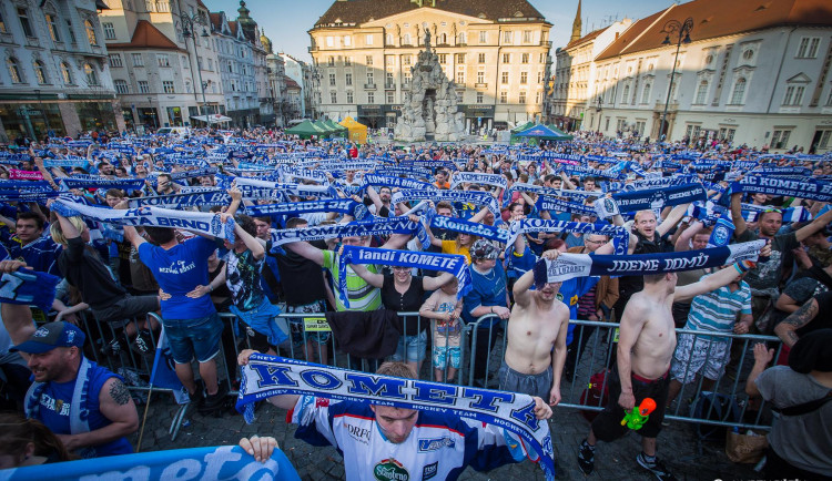 Modrobílá radost na Zelňáku optikou Martina Pištěka