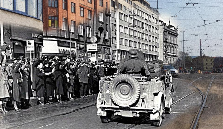 Hitler v současných brněnských ulicích a rozbombardované Brno, Autoři: Michal Doležel Pavla Voborník Kačírková, Lenka Křikavová