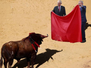 Internetové vtípky na prezidentovo veřejné pálení trenýrek