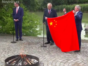 Internetové vtípky na prezidentovo veřejné pálení trenýrek