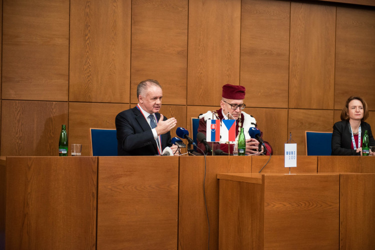 Předání velké zlaté medaile Masarykovy univerzity slovenskému prezidentovi Andreji Kiskovi, autor: Tomáš Hrivňák