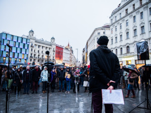 Nezabudneme, pokračujeme. Lidé si v Brně připomenuli zavražděného novináře a jeho snoubenku, autor: Tomáš Hrivňák