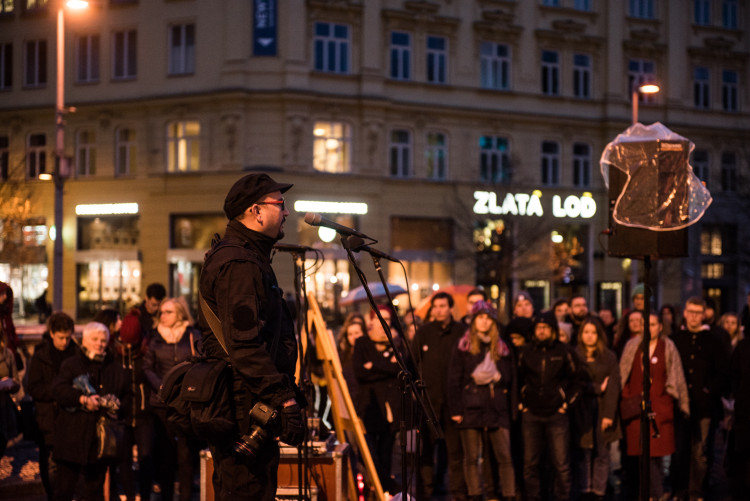 Nezabudneme, pokračujeme. Lidé si v Brně připomenuli zavražděného novináře a jeho snoubenku, autor: Tomáš Hrivňák