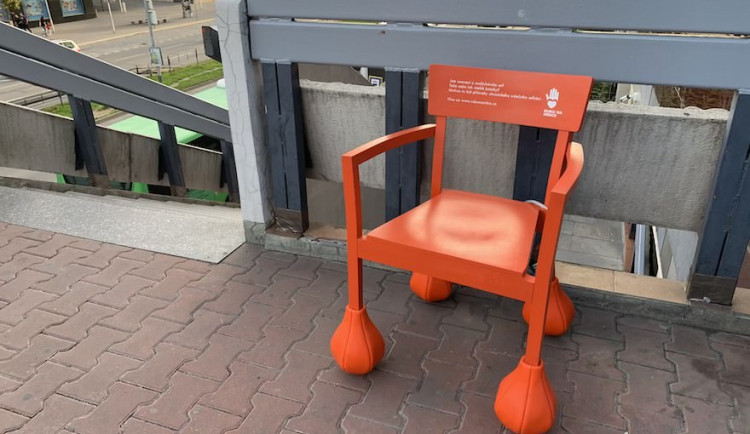 V centru Brna stojí židle s oteklými kotníky, upozorňují tím na srdeční onemocnění