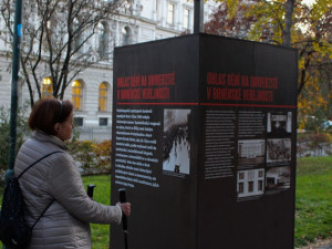 Výstava na Žerotínově náměstí vypráví příběh o nejtemnějším období Masarykovy univerzity