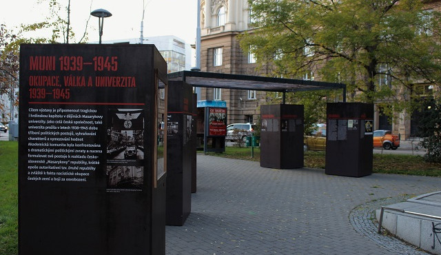 Výstava na Žerotínově náměstí vypráví příběh o nejtemnějším období Masarykovy univerzity