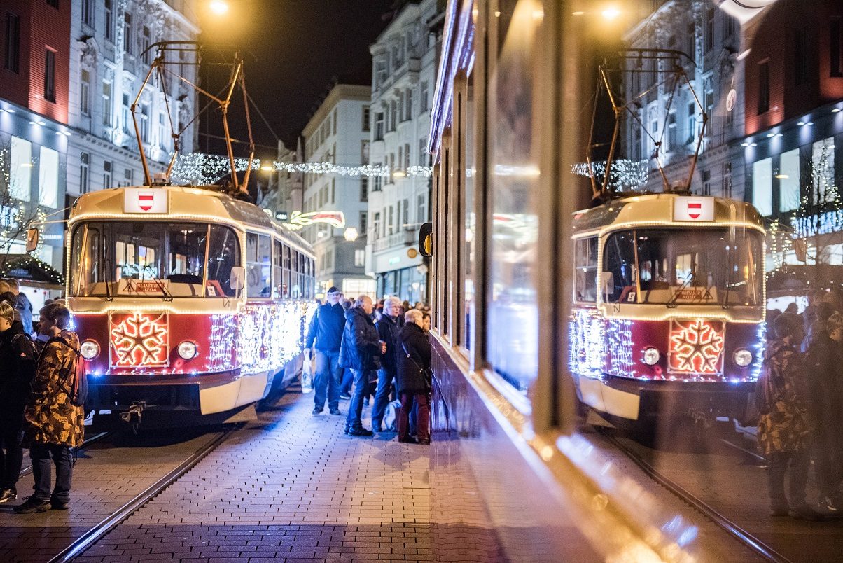Svoboďák dnes prozářil vánoční strom. Rozsvícení stromu zahájilo vánoční trhy i ve středobodu města
