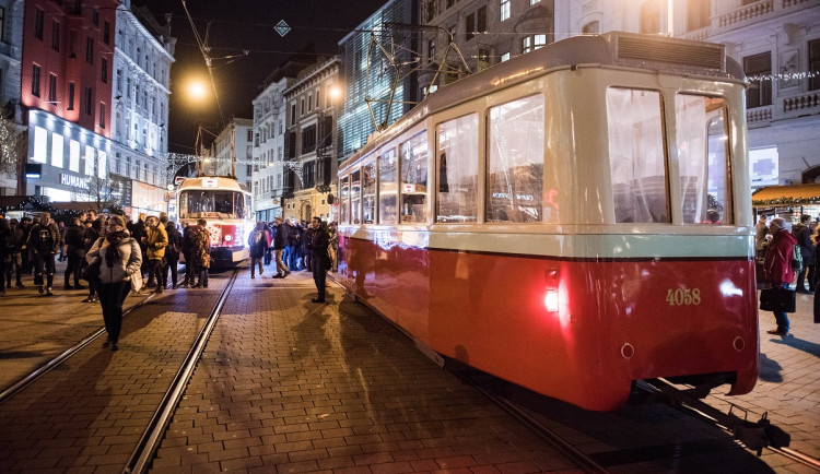 Svoboďák dnes prozářil vánoční strom. Rozsvícení stromu zahájilo vánoční trhy i ve středobodu města