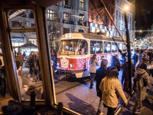 Svoboďák dnes prozářil vánoční strom. Rozsvícení stromu zahájilo vánoční trhy i ve středobodu města