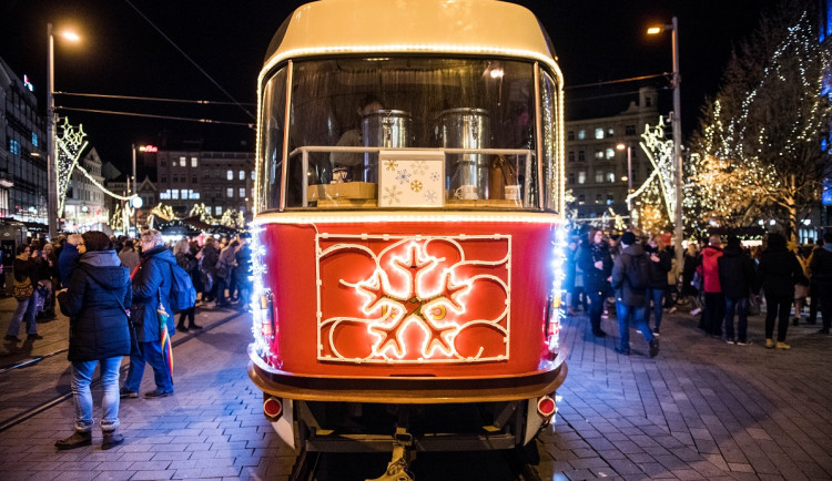 Svoboďák dnes prozářil vánoční strom. Rozsvícení stromu zahájilo vánoční trhy i ve středobodu města