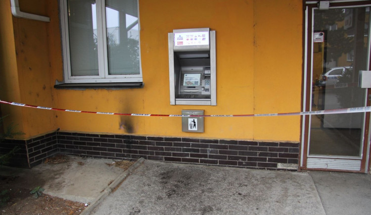 FOTO: Policisté pátrají po muži, který se v prosinci snažil v Brně vykrást bankomat