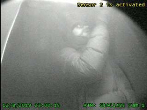 FOTO: Policisté pátrají po muži, který se v prosinci snažil v Brně vykrást bankomat