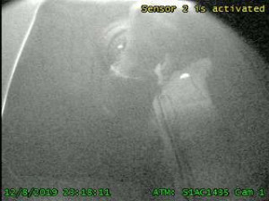 FOTO: Policisté pátrají po muži, který se v prosinci snažil v Brně vykrást bankomat