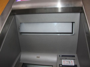 FOTO: Policisté pátrají po muži, který se v prosinci snažil v Brně vykrást bankomat