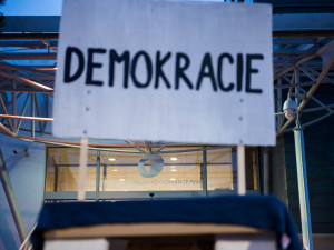 Pochod Postavme se rozvratu institucí, autor Tomáš Hrivňák