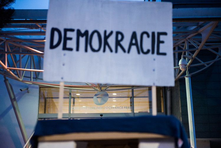 Pochod Postavme se rozvratu institucí, autor Tomáš Hrivňák