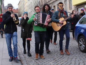 Maškary ovládly Cejl během festivalu Barvy brněnského Bronxu