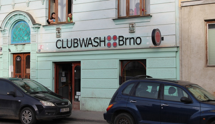 Maškary ovládly Cejl během festivalu Barvy brněnského Bronxu