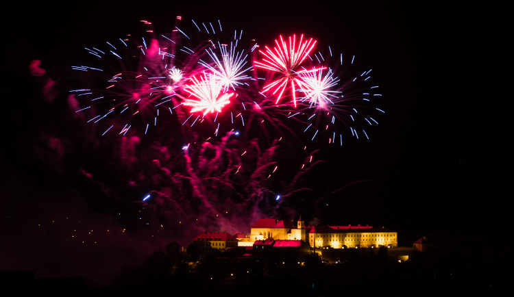 FOTO: Óda na šťastný let. Ohňostroj nad Špilberkem rozzářil noční oblohu
