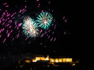 FOTO: Óda na šťastný let. Ohňostroj nad Špilberkem rozzářil noční oblohu