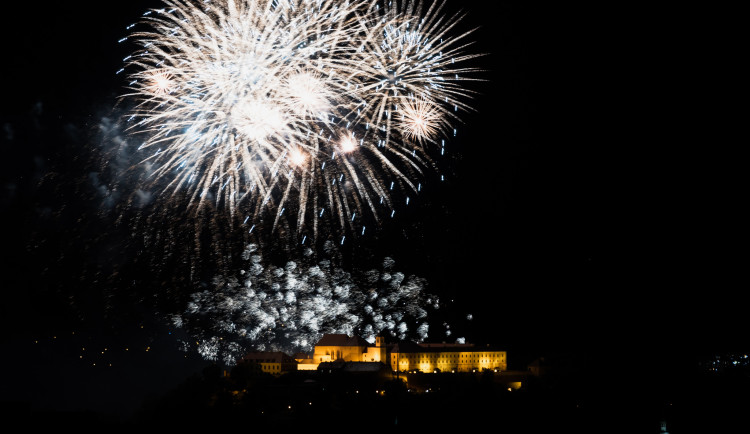 FOTO: Óda na šťastný let. Ohňostroj nad Špilberkem rozzářil noční oblohu