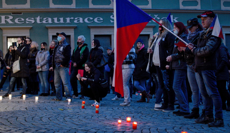 Demonstrace za zrušení opatření proti koronaviru, Zelný trh, 17. listopadu 2020. autor: Petr Bezděk