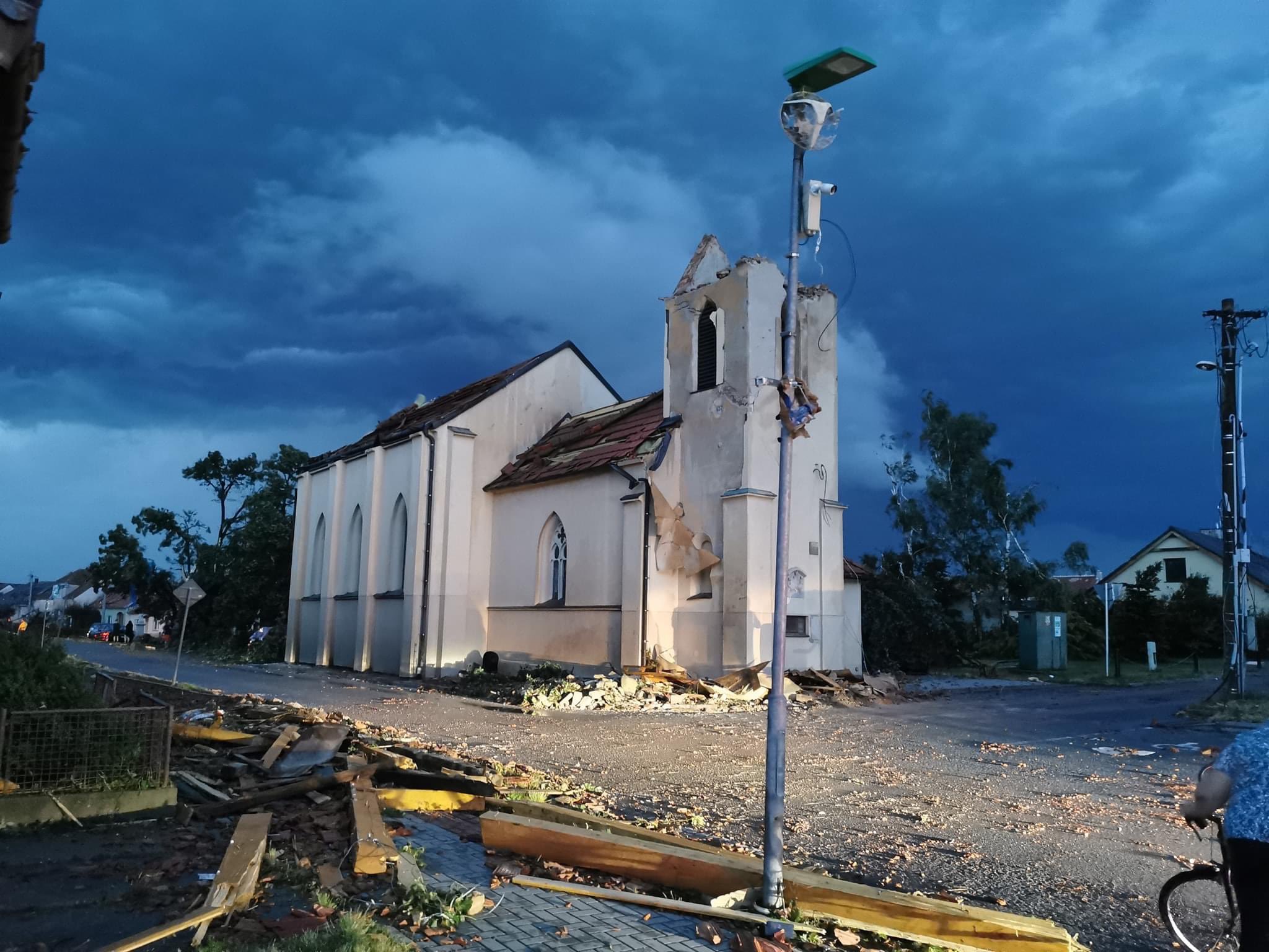 Apokalypsa. Jižní Morava zažila tornádo, některé obce jsou zničené