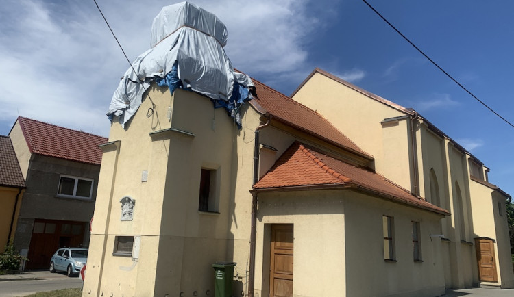 Tornádo poničilo také kostel svatého Bartoloměje v Hruškách